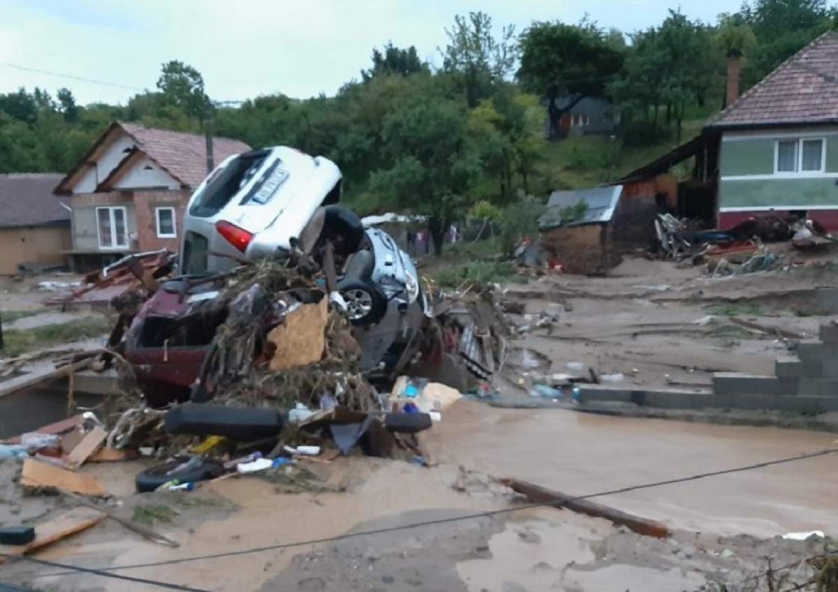 Dezastru în Alba, după furtuna de sâmbătă! Zeci de autoturisme distruse şi sute de gospodării inundate / VIDEO