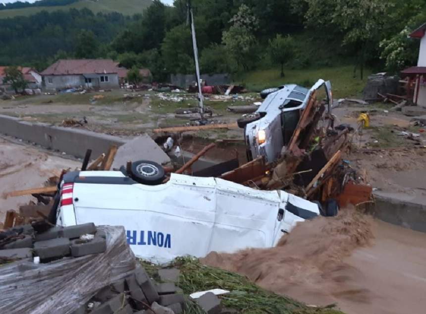 Dezastru în Alba, după furtuna de sâmbătă! Zeci de autoturisme distruse şi sute de gospodării inundate / VIDEO