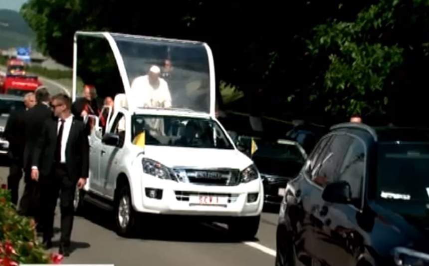 Papa Francisc a ajuns la Blaj! Urmează cel mai emoționant moment al călătoriei Sanctității Sale, în România. FOTO