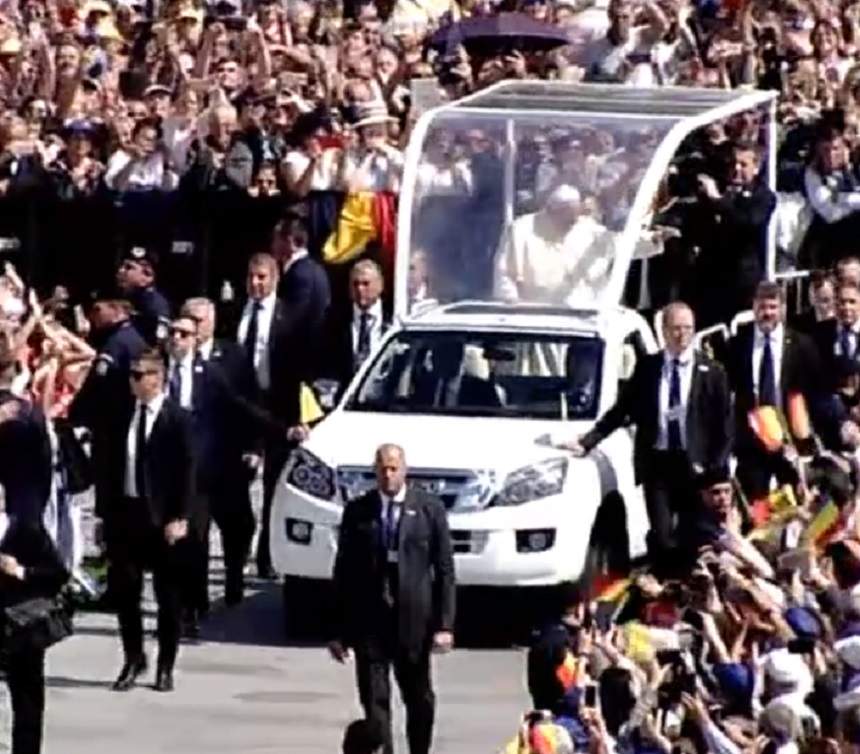 Papa Francisc a ajuns la Blaj! Urmează cel mai emoționant moment al călătoriei Sanctității Sale, în România. FOTO