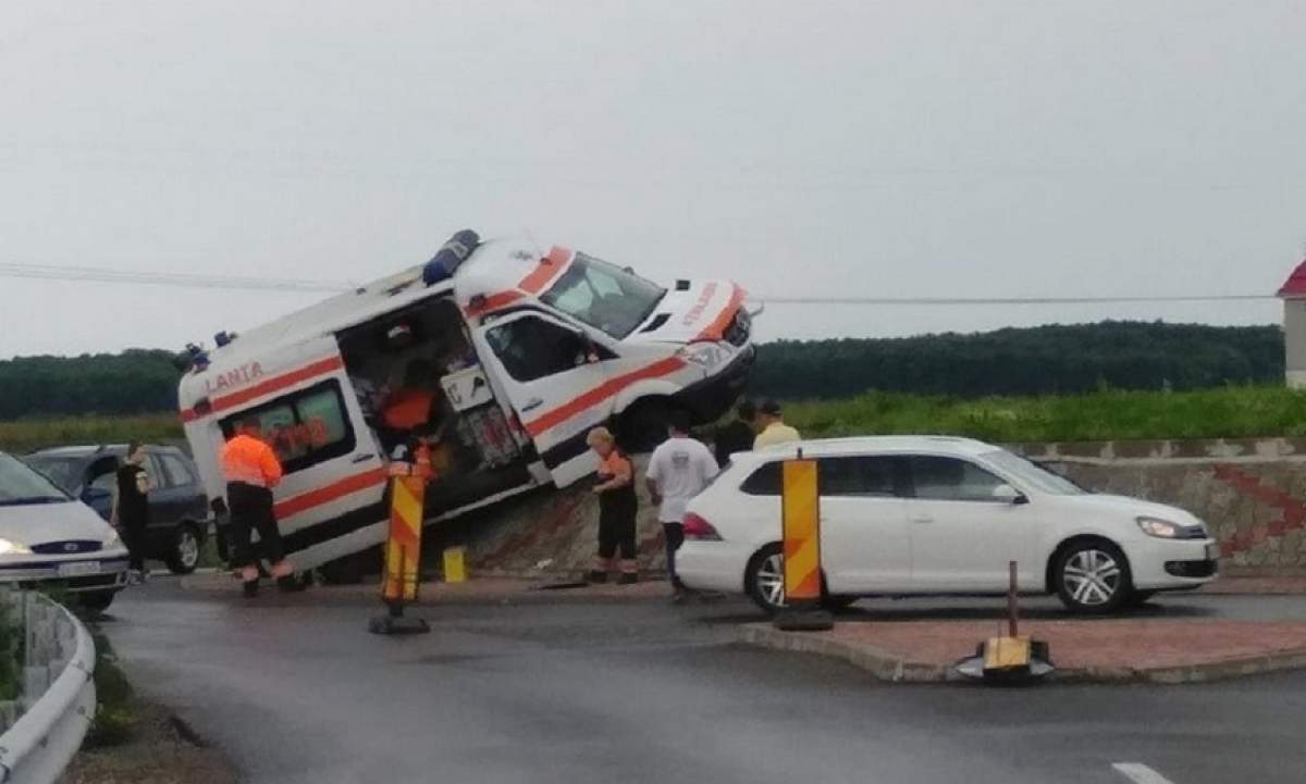 Cu ambulanţa peste sensul giratoriu! Imagini neaşteptate în Oradea