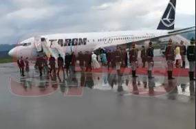 Papa Francisc a părăsit România! Ceremonie impresionantă pe aeroportul din Sibiu