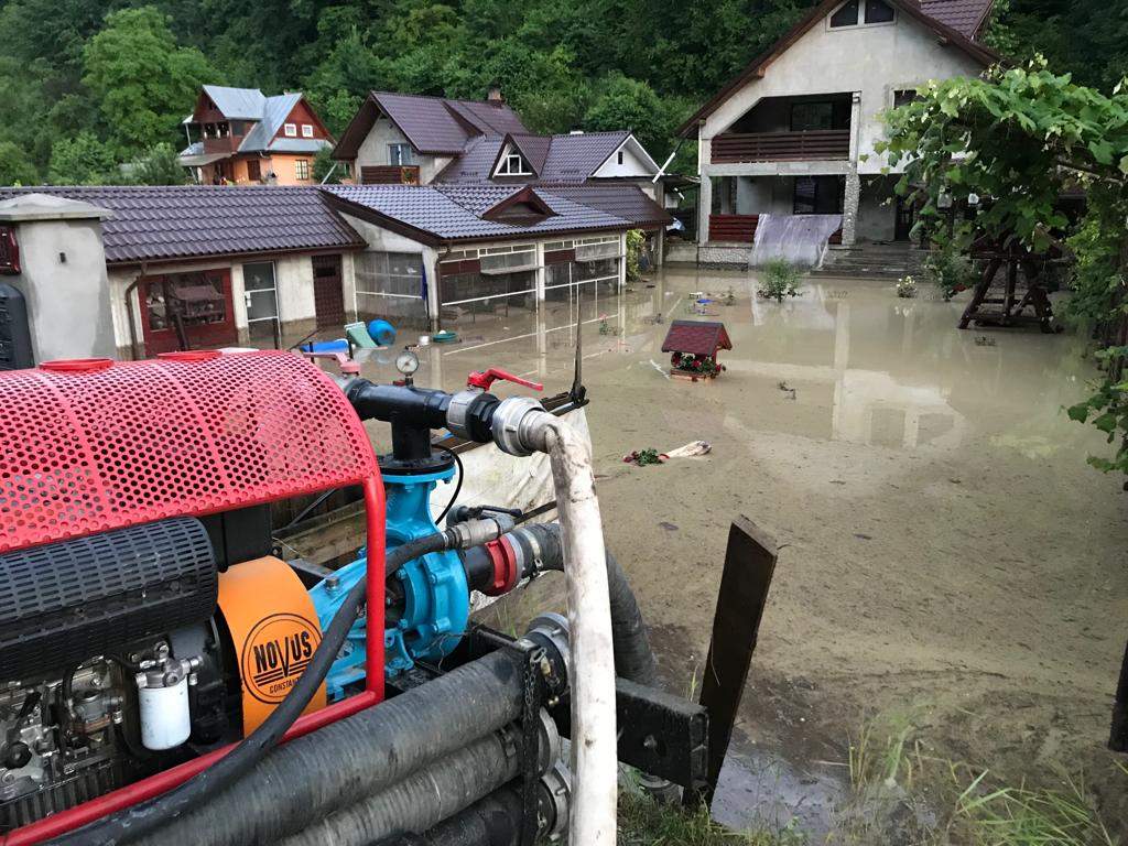 Apele au măturat 21 de localităţi din 15 judeţe, în ultimele 24 de ore! Mai multe familii, obligate să-şi părăsească casele