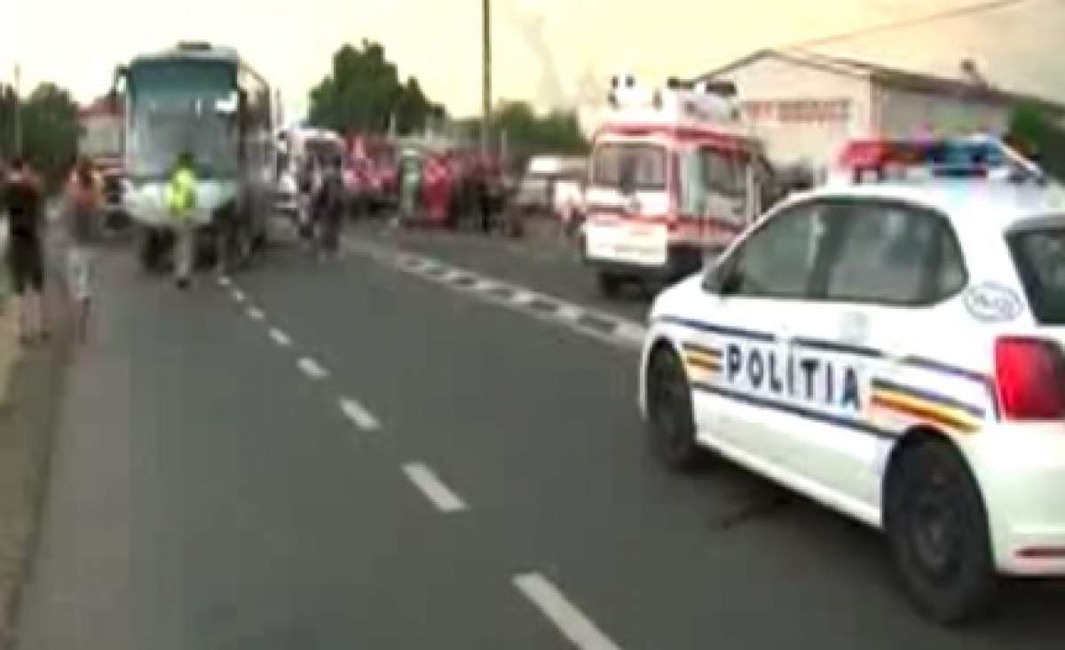 Accident grav în Vrancea! O mașină și un autocar cu pasageri s-au făcut praf