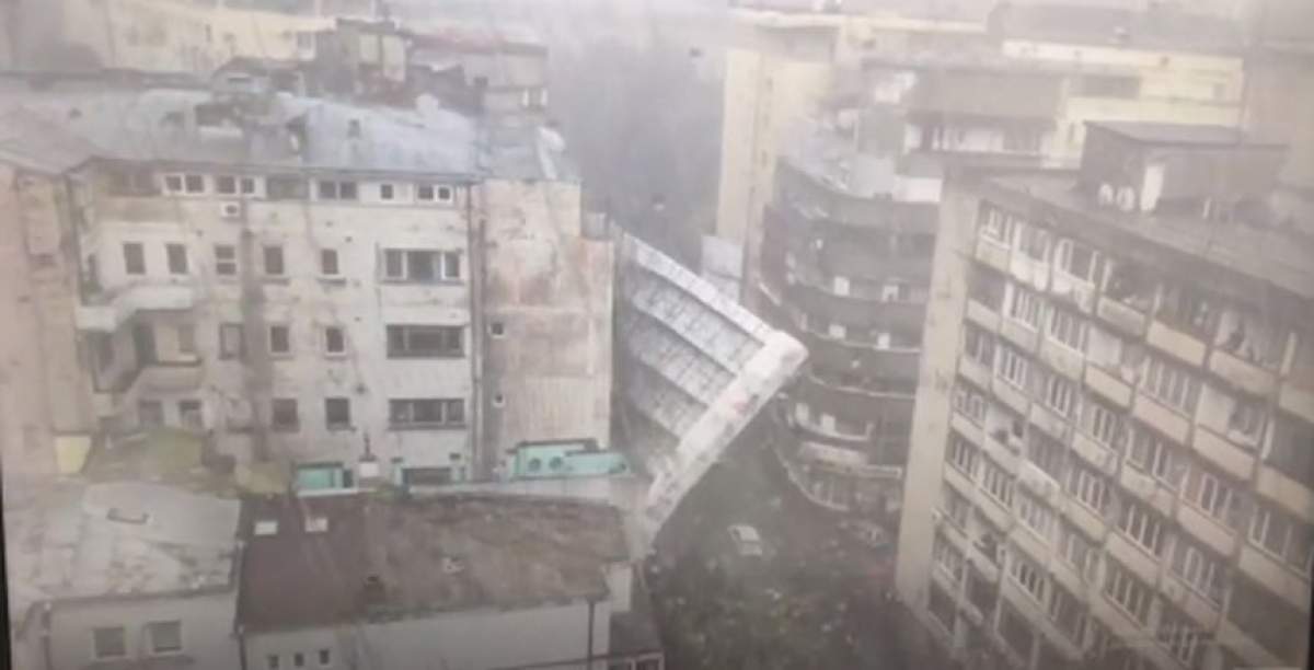 Incident şocant, vineri după-amiază, în Bucureşti. O schelă a căzut în mijlocul străzii / VIDEO