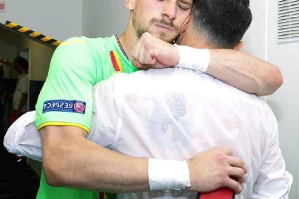 Mirel Rădoi și Andrei Ionuț Radu, fotografie emoționantă, după victoria în fața Angliei: „Unde nu ajung picioarele ajunge inima!”