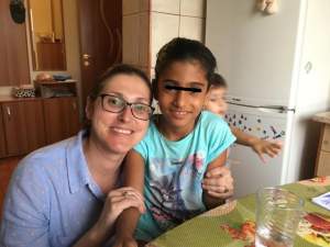 Imagini cu Sorina, fetița din Baia de Aramă, cu părinții adoptivi din SUA. Ambii sunt de origine română