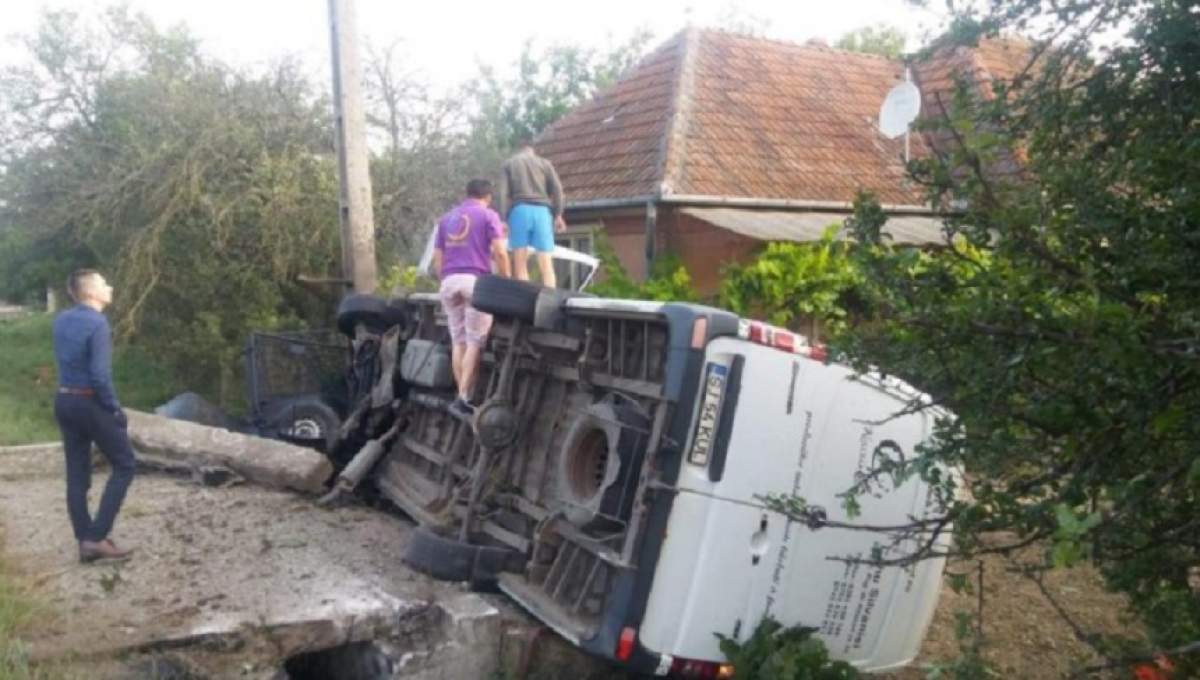 Un şofer din Sălaj a decedat după s-a înfipt cu duba într-un cap de pod şi apoi s-a răsturnat!