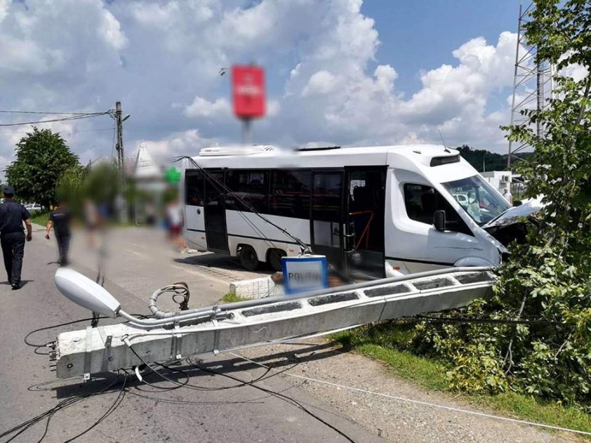 Un autocar plin cu pasageri s-a oprit într-un stâlp de electricitate!