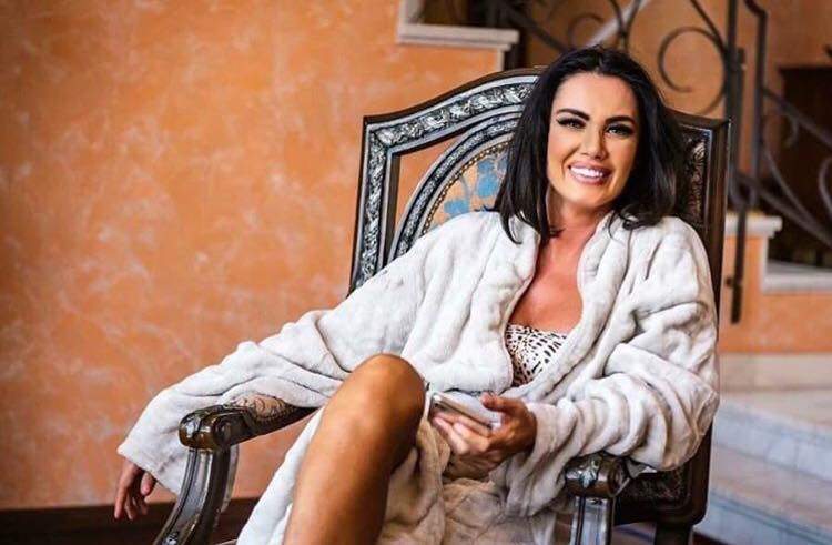 Oana Zăvoranu, în vizită la mănăstire! Cum s-a îmbrăcat focoasa brunetă. FOTO