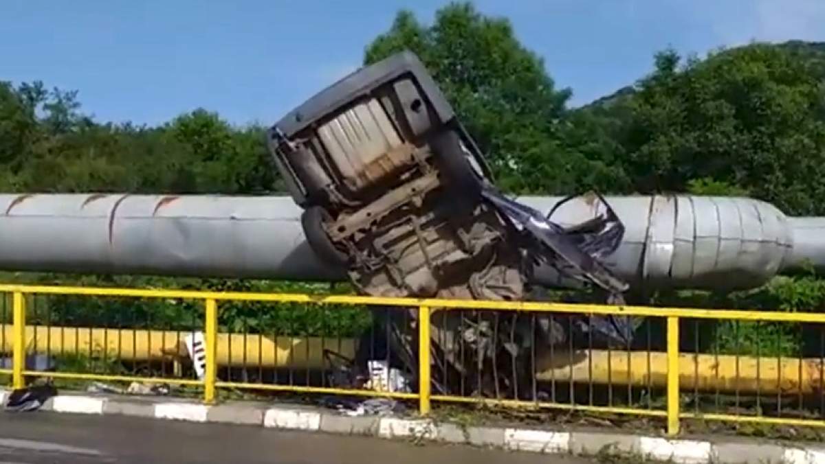 Imagini surprinse după 8 ore de la accidentul grav din Vâlcea, unde un adolescent a murit! Din interiorul epavei se aud manele / VIDEO