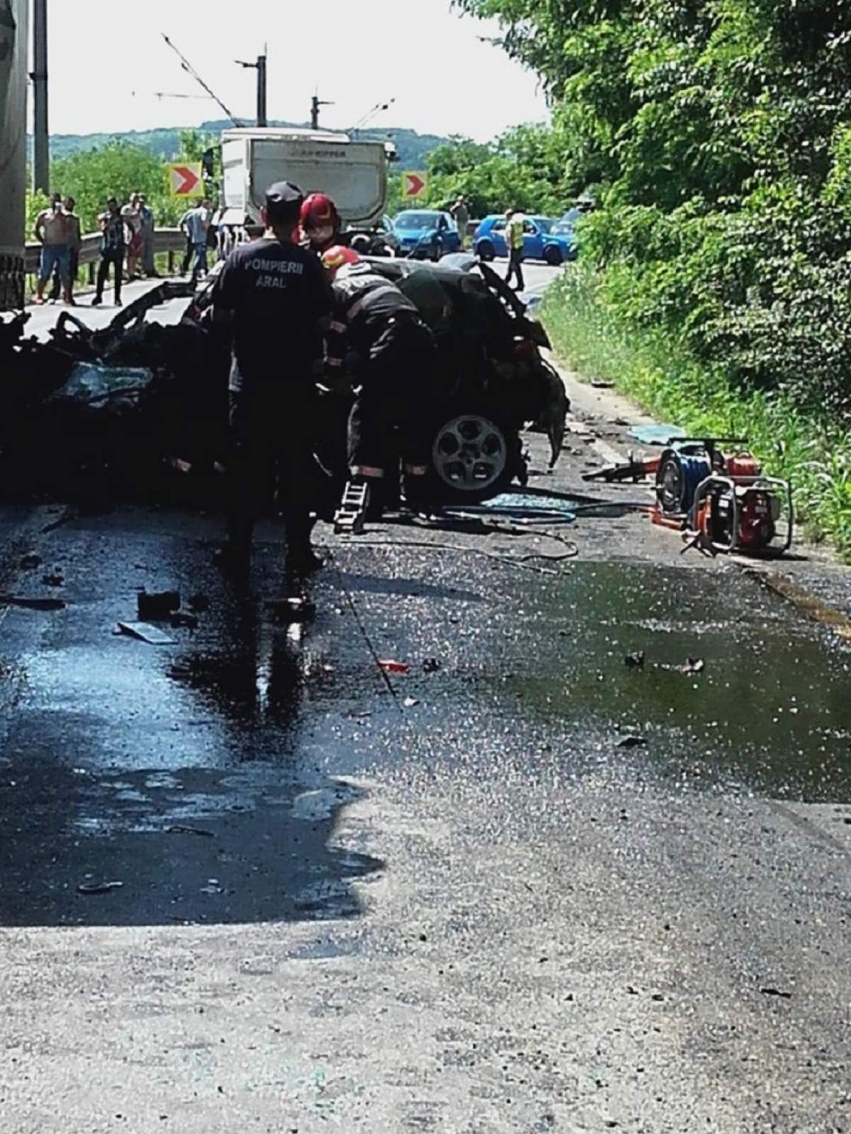 Tragedie pe un drum naţional din Arad! Trei vehicule implicate. Unul dintre şoferi a murit