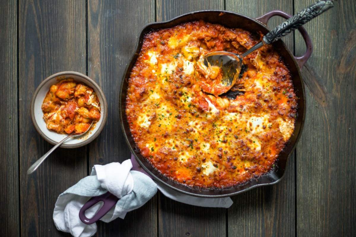 REȚETE rapide: Gnocchi la cuptor, cu cârnați și bacon