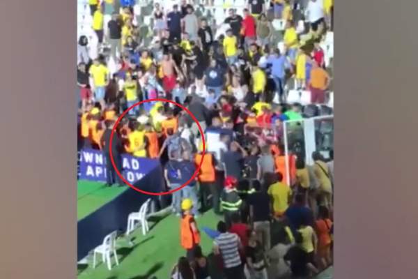 Momentul când Cristi Manea sare la bătaie cu suporterii, după ce iubita lui a fost lovită cu piciorul în față. VIDEO