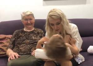 Întâlnire emoţionantă între micuţa Clara şi bunica Andreei Bălan. Artista este copleşită de emoţie / VIDEO
