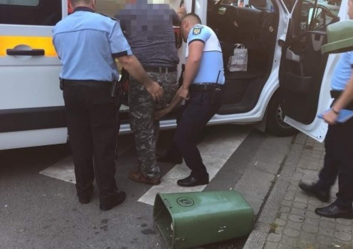 Un bărbat a făcut box cu un coș de gunoi, în centrul Aradului. Incredibil ce s-a întâmplat când l-au prins polițiștii