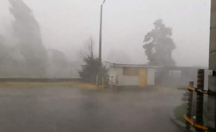 Natura s-a dezlănțuit la Buzău! Imagini apocaliptice, în timpul furtunii din această seară. VIDEO