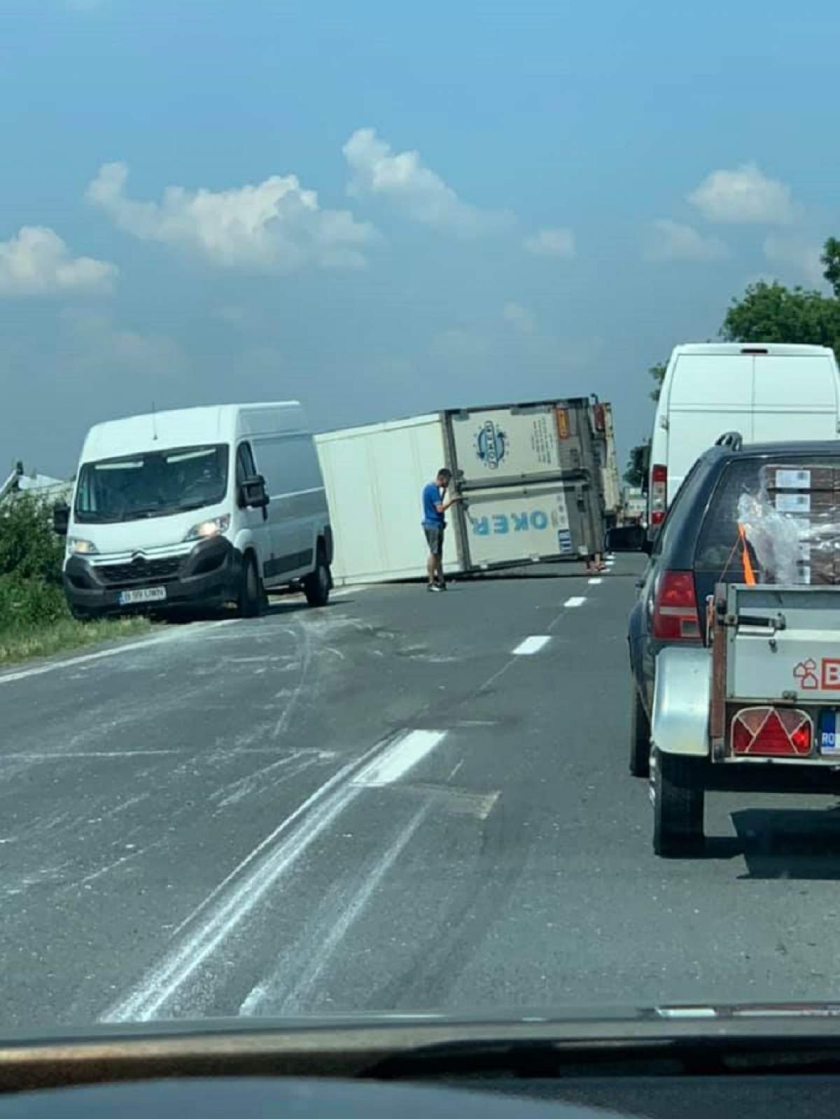 Trafic îngreunat pe DN79, Arad-Oradea! Un autocamion s-a răsturnat