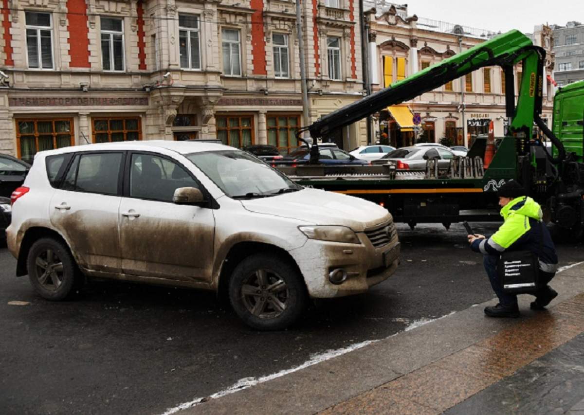 Se dă startul la ridicarea maşinilor din Capitală! Cât trebuie să plătească proprietarii pentru recuperare