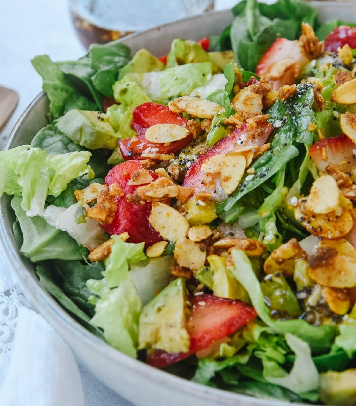 REȚETE de salate: Salată cu avocado și căpșuni