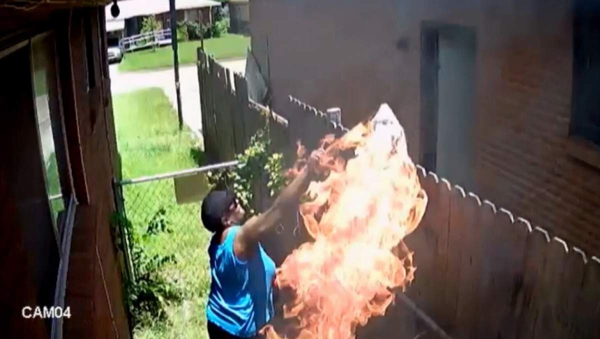 Femeie filmată de propria cameră de supraveghere, în timp ce dă foc casei vecinului. VIDEO