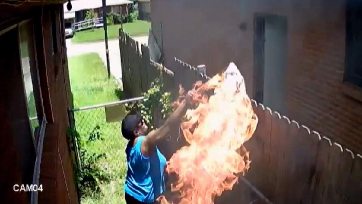 Femeie filmată de propria cameră de supraveghere, în timp ce dă foc casei vecinului. VIDEO