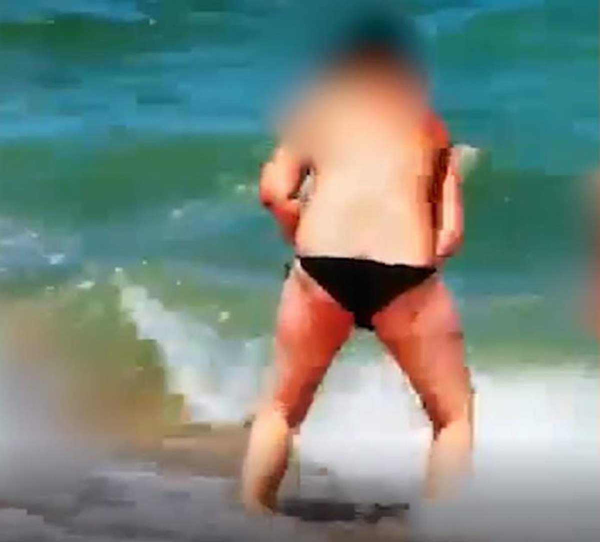 Ca la noi, la nimeni! Imagini şocante la malul mării. Două femei se spală în zonele intime, sub privirile tuturor. VIDEO