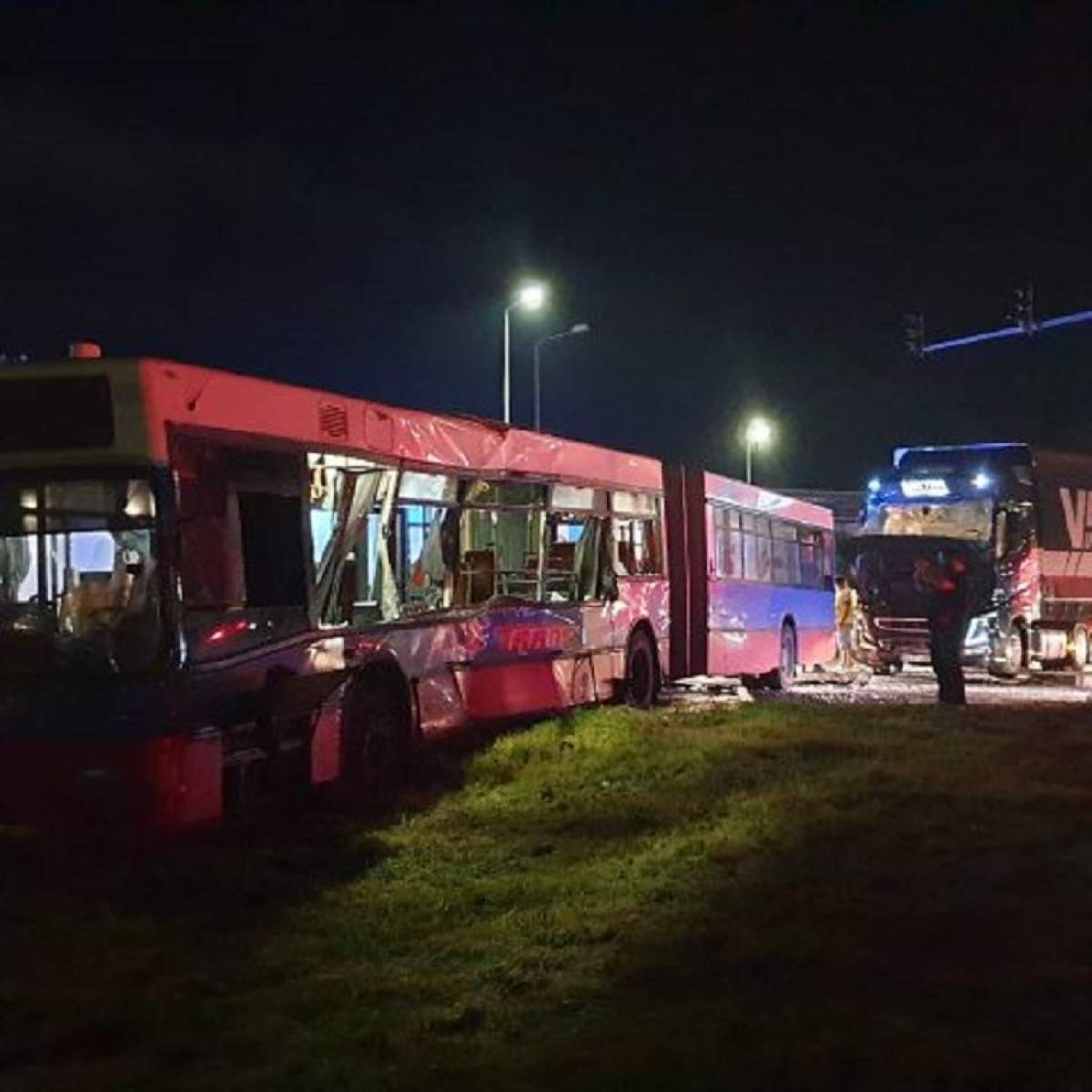 Un autobuz plin cu muncitori a intrat în coliziune cu un TIR! Zece persoane au ajuns la spital