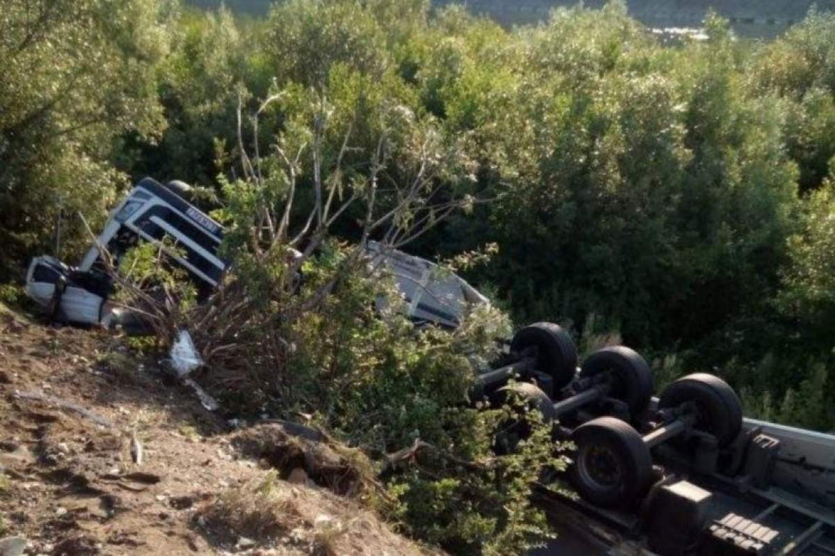 Un camion plin cu ciocolată a căzut în râul Olt, vineri dimineaţă. Şoferul a sărit din cabină în ultima clipă