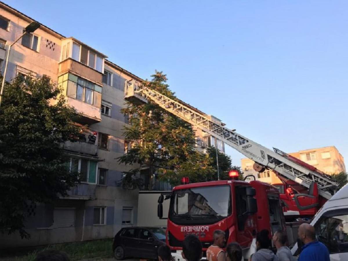 Situaţie incredibilă la Arad! Poliţia nu lasă pompierii să intre în apartamentul unui bărbat, care se presupune că a decedat