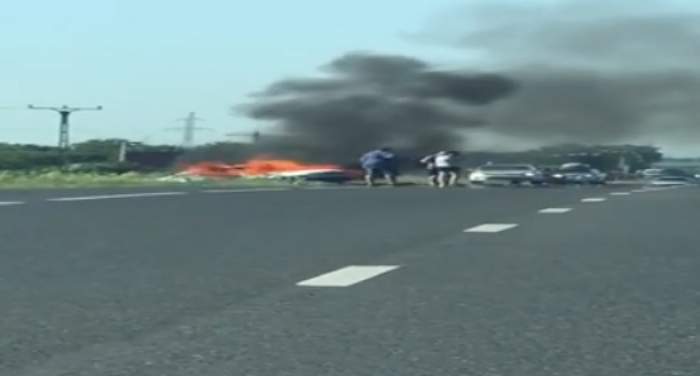 Mașină în flăcări, pe o șosea din Vrancea. Sunt două victime. VIDEO