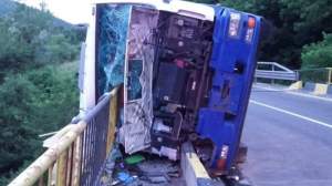 Accident spectaculos între Comarnic și Sinaia! Un camion s-a despicat în două de balustrada unui pod