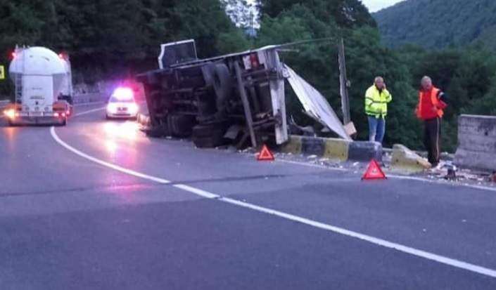 Accident spectaculos între Comarnic și Sinaia! Un camion s-a despicat în două de balustrada unui pod