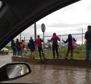 Imagini şocante în cartierul Militari din Bucureşti! Oamenii se urcă pe gard din cauza apei de pe stradă