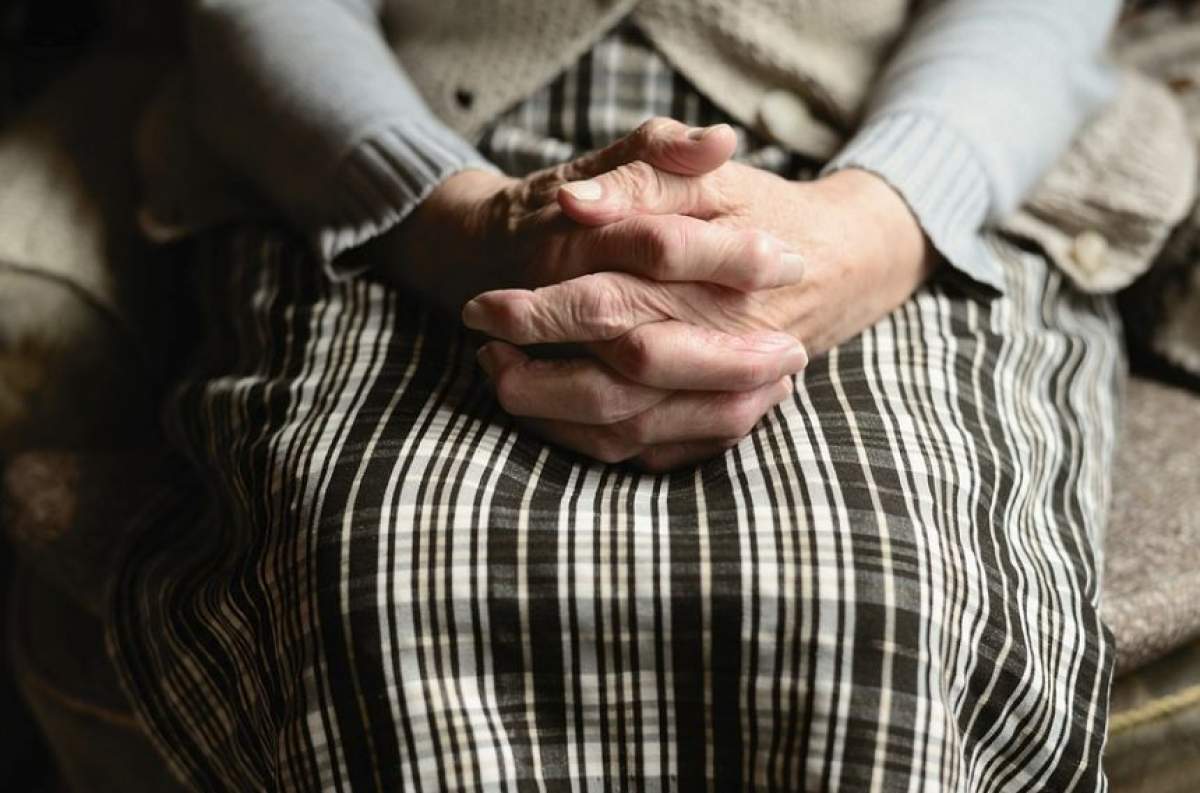 Femeie de 76 de ani, batjocorită de medici. Au legat-o sub un scaun și au ignorat-o complet