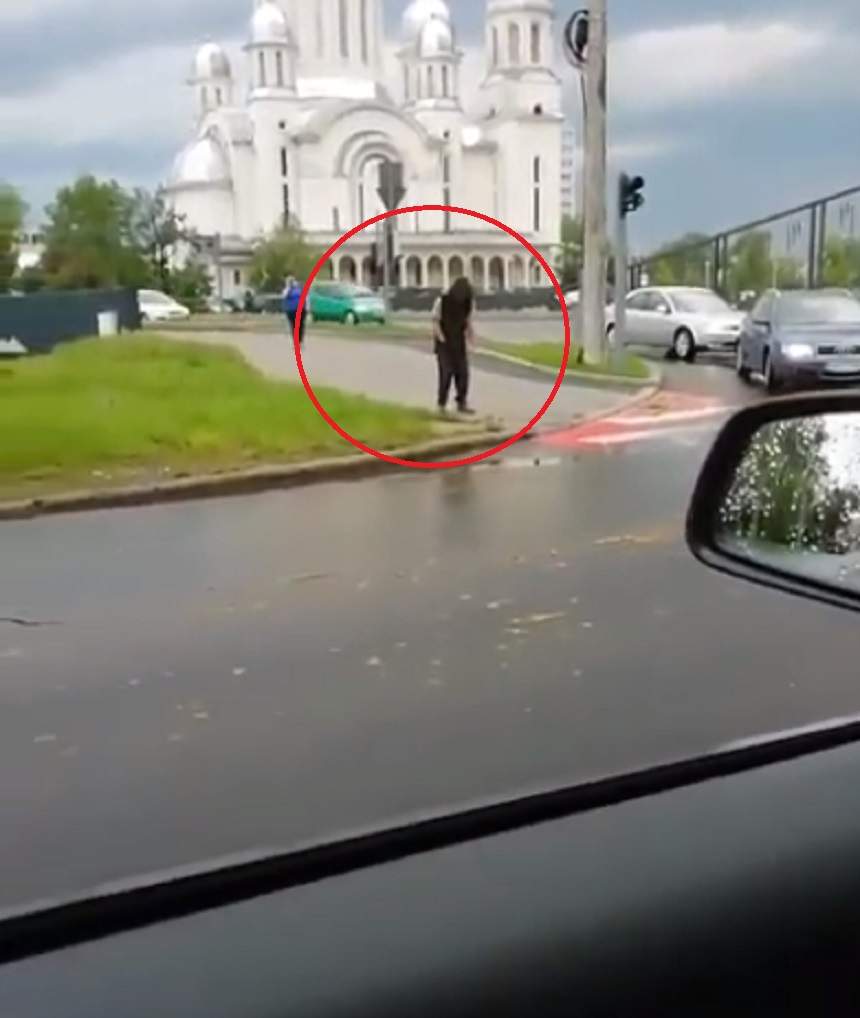 Imaginile care bat orice scenariu de film! Tânăr sub influența „drogului zombie”, filmat în plină stradă în Baia Mare