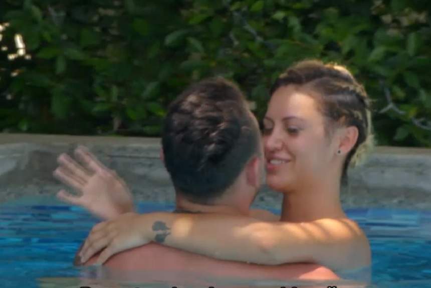 Costas, săruturi pătimașe cu ispita Nicoleta, în piscină. Nu s-a mai ferit de camere!