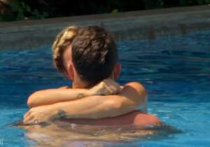 Costas, săruturi pătimașe cu ispita Nicoleta, în piscină. Nu s-a mai ferit de camere!
