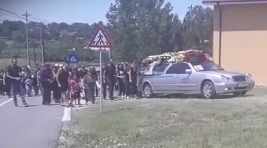 Imagini sfâșietoare de la înmormântarea Manuelei Mustățea! Sute de oameni au condus-o pe ultimul drum / VIDEO