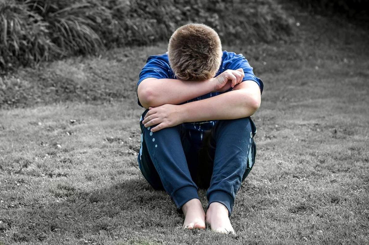 Copil de 10 ani, desfigurat în bătaie de doi bărbaţi, în Covasna! Mama este în stare de şoc