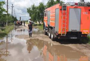 24 de judeţe, afectate de inundaţii! Pompierii se luptă să scoată apa din sute de locuinţe / FOTO