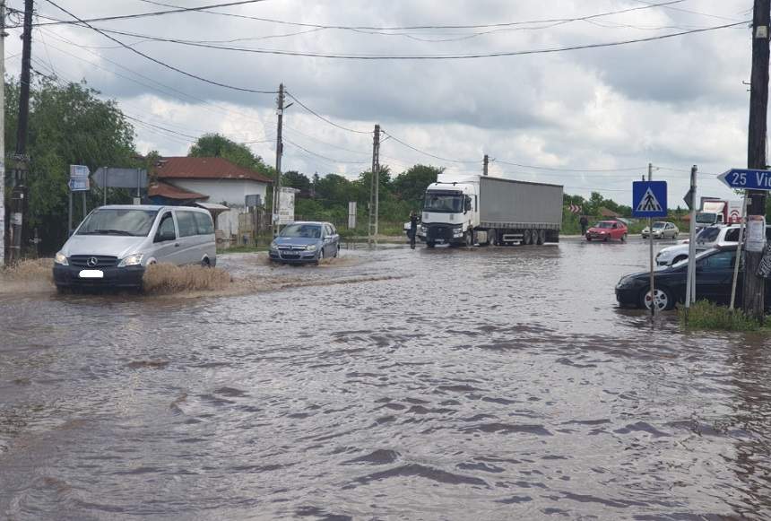 24 de judeţe, afectate de inundaţii! Pompierii se luptă să scoată apa din sute de locuinţe / FOTO