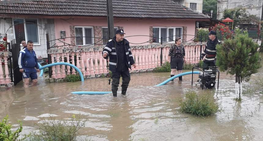 24 de judeţe, afectate de inundaţii! Pompierii se luptă să scoată apa din sute de locuinţe / FOTO