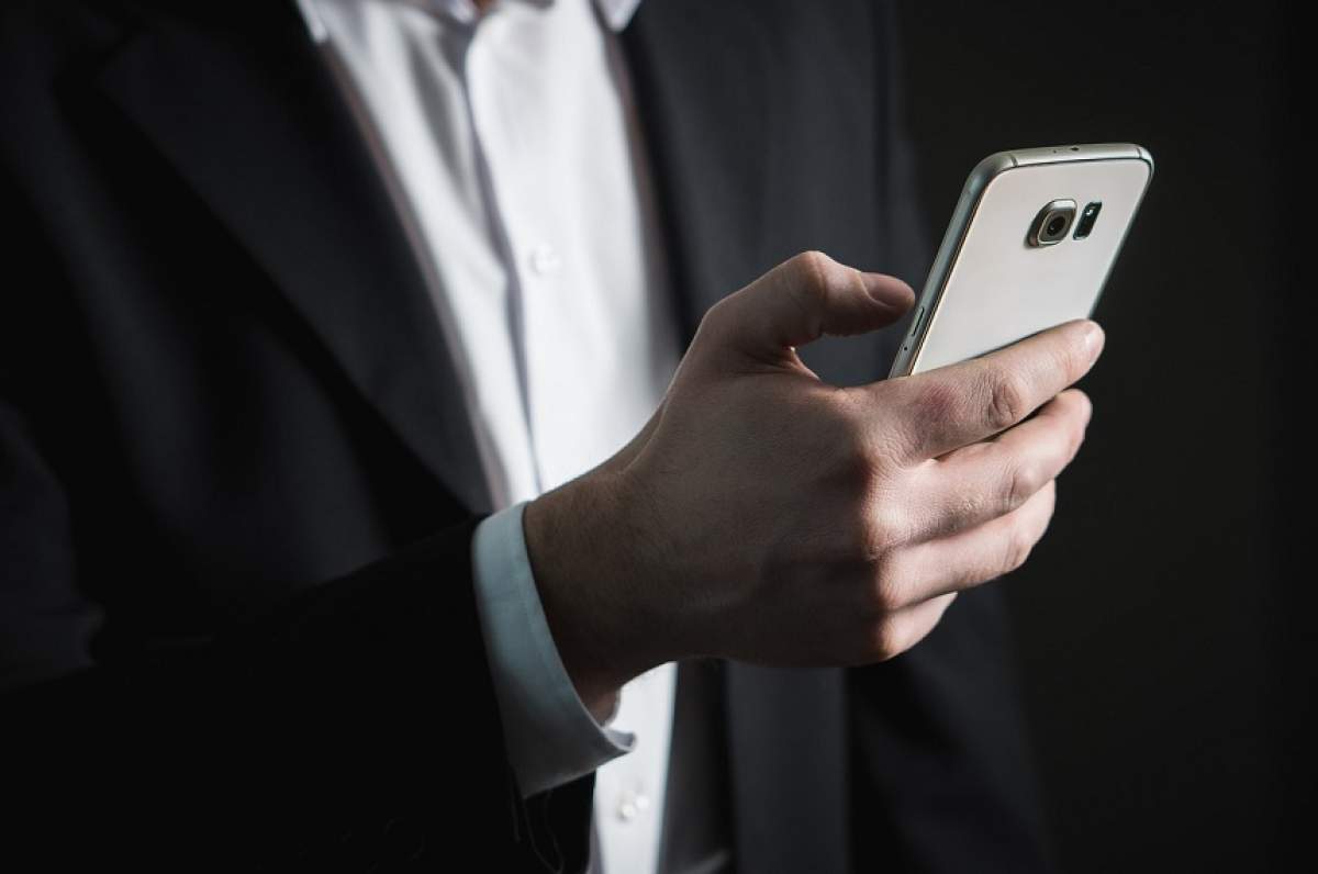 ÎNTREBAREA ZILEI: Ce se poate întâmpla dacă nu dai telefonul pe „Mod avion” în timpul zborului?