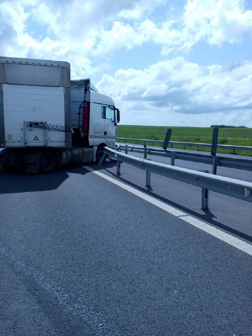 Atenţie! Pericol de explozie pe Autostrada A1 Lugoj-Timişoara. Se scurge combustibil pe carosabil, dintr-un TIR