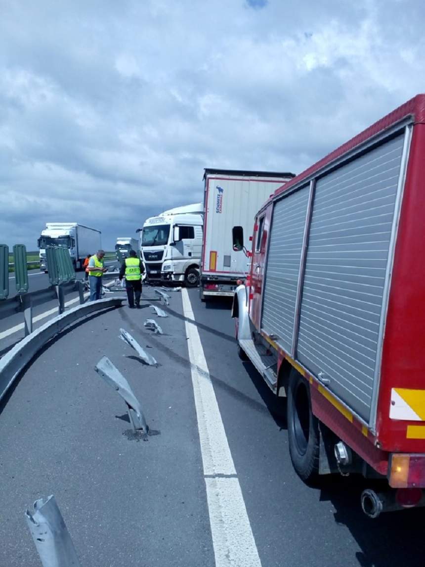 Atenţie! Pericol de explozie pe Autostrada A1 Lugoj-Timişoara. Se scurge combustibil pe carosabil, dintr-un TIR
