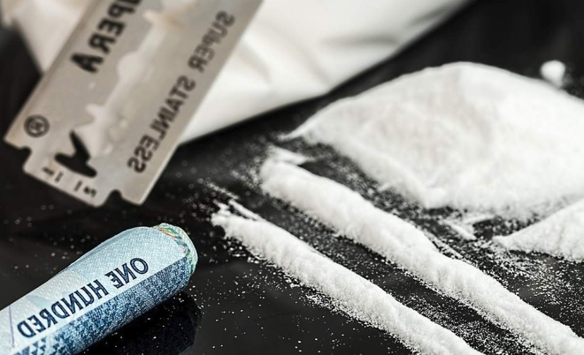 Moarte șocantă pentru o femeie de 42 de ani. Și-a dat ultima suflare pe aeroport, după ce a înghițit o pungă cu droguri