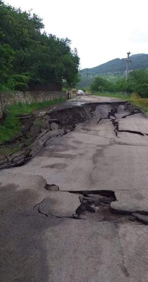 Imaginile dezastrului la Buzău. Un porţiune de drum s-a prăbuşit, în urma furtunilor torenţiale din ultimele zile