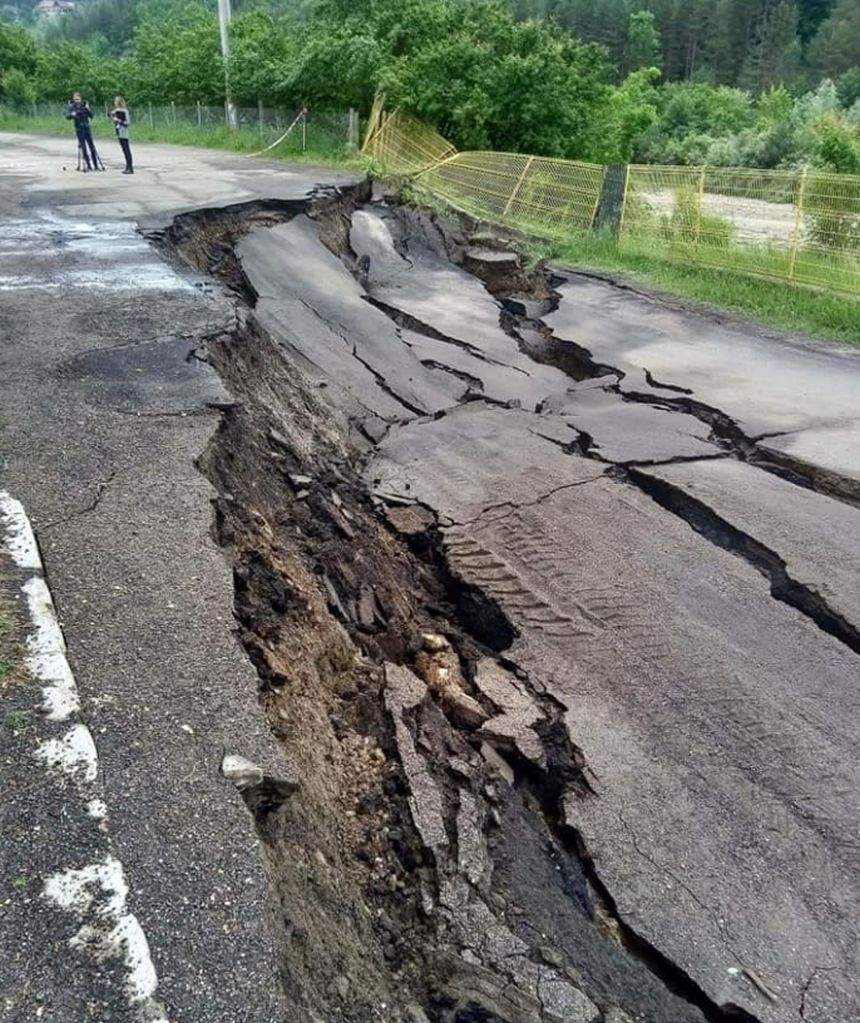 Imaginile dezastrului la Buzău. Un porţiune de drum s-a prăbuşit, în urma furtunilor torenţiale din ultimele zile