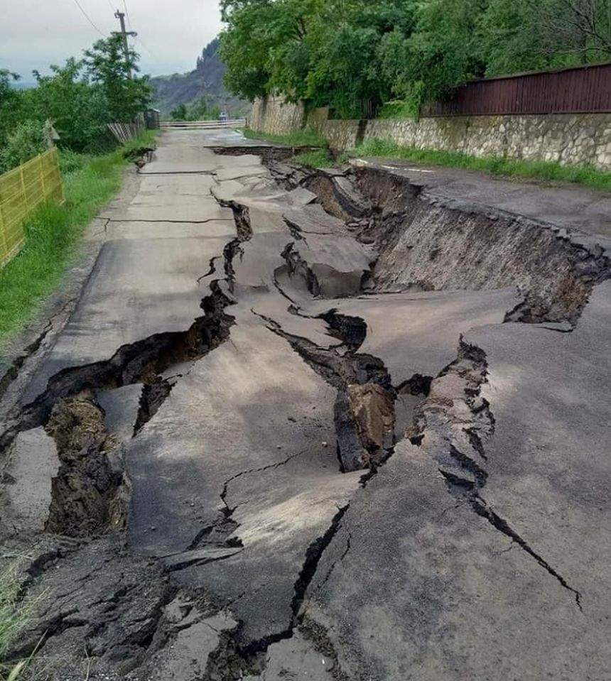 Imaginile dezastrului la Buzău. Un porţiune de drum s-a prăbuşit, în urma furtunilor torenţiale din ultimele zile